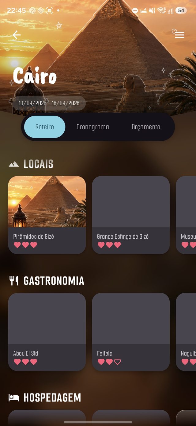 Tela Roteiro do Travel+ para a viagem a Cairo: seções Locais e Gastronomia, cada item com foto e prioridade em corações.